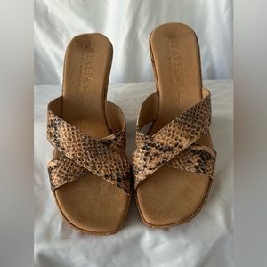ITALIAN SHOEMAKER WOMENS SIZE 9 SNAKESKIN 3” WEDGE HEEL MULE SANDALS